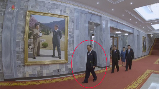실각한 북한 리병철…정치국 확대회의 주석단 대신 방청석에 착석      (서울=연합뉴스) 최근 실각한 리병철 북한 노동당 중앙군사위원회 부위원장(붉은 원)이 지난 2일 당 중앙위원회 제8기 제3차 정치국 확대회의가 열린 당중앙위원회 본부청사에서 고개를 살짝 숙인 채 걷고 있다. 정치국 상무위원이었던 리 부위원장은 지난 6월 코로나바이러스감염증(코로나19) 방역 관련 '중대사건'으로 문책을 당해 상무위원에서 해임됐으며, 이날 주석단에 앉지 못하고 방청석에 참석했다. 이외에도 박정천 군 총참모장, 김정관 전 국방상, 김여정·현송월 당 부부장, 김명식 해군사령관, 김정호 사회안전상이 방청석에 모습을 드러냈다. [조선중앙TV 화면] 2021.9.3       [국내에서만 사용가능. 재배포 금지. For Use Only in the Republic of Korea. No Redistribution]      nkphoto@yna.co.kr  (끝)